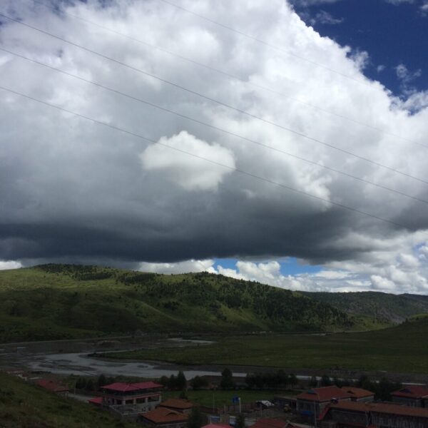 近い空と塔公の町