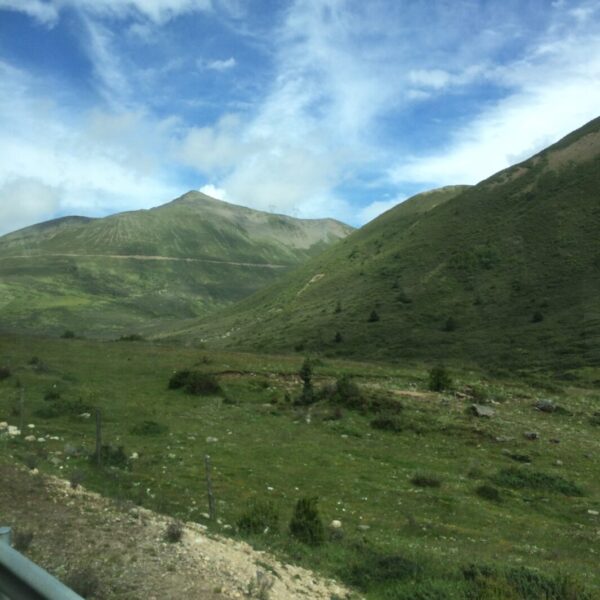 東チベット高山地帯の社内からの風景