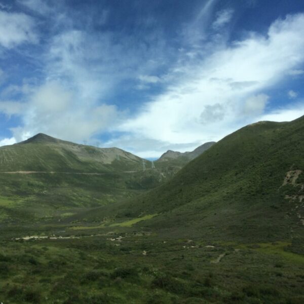 東チベット高山地帯の社内からの風景