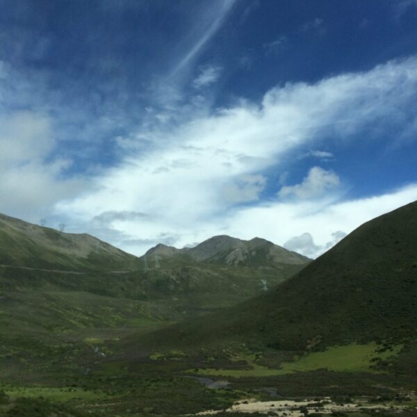 東チベット高山地帯の社内からの風景