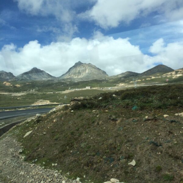 東チベット高山地帯の社内からの風景