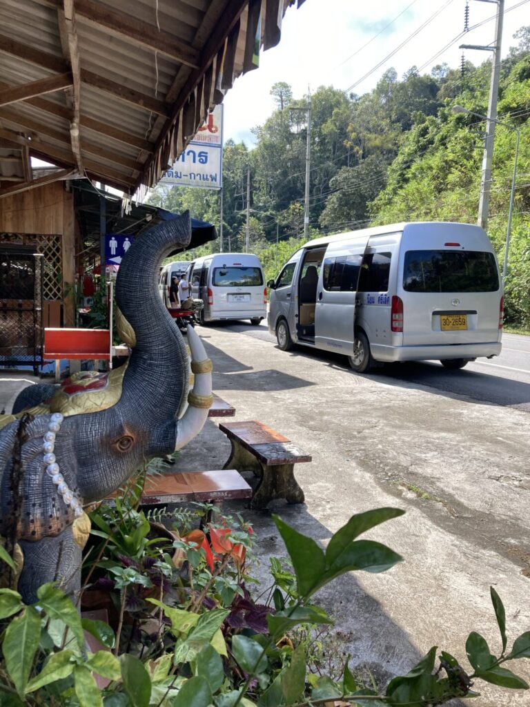 チェンマイとパーイの中間地点で休憩