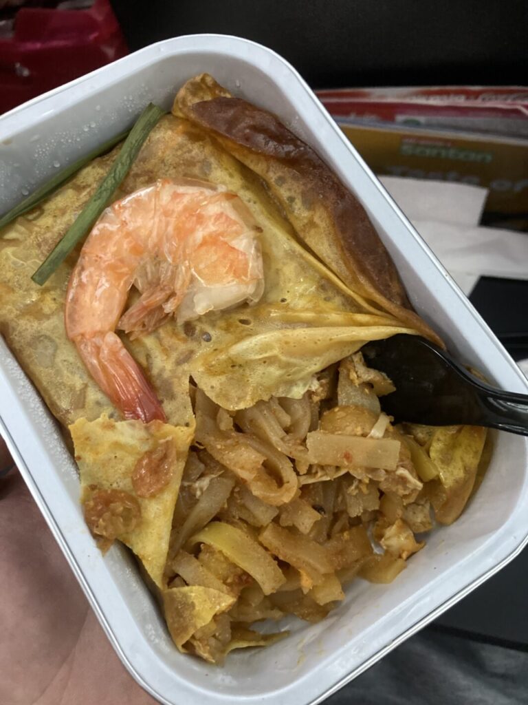 エアアジア機内食卵で包んだパッタイ